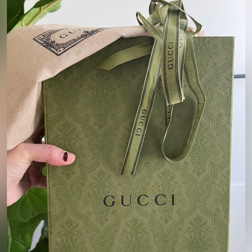 GUCCI Box & Ribbon
